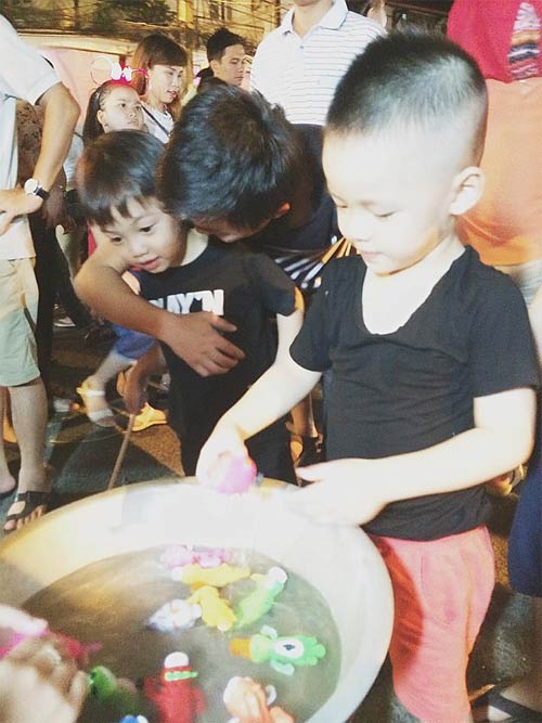 Hai cha con Subeo quậy tưng bừng phố Hàng Mã - 8