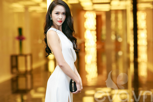 Vũ Ngọc Anh khoe lưng ong gợi cảm - 3