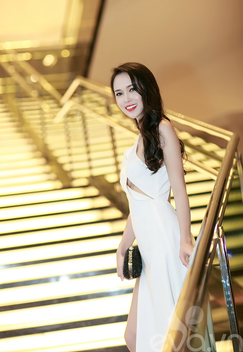 Vũ Ngọc Anh khoe lưng ong gợi cảm - 10