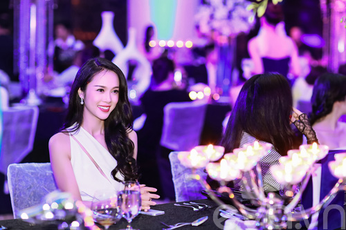 Vũ Ngọc Anh khoe lưng ong gợi cảm - 11