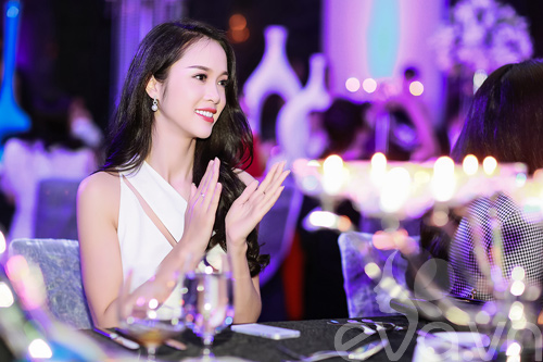 Vũ Ngọc Anh khoe lưng ong gợi cảm - 12