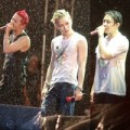Làng sao - JYJ đội mưa hát trước hàng nghìn fan Việt