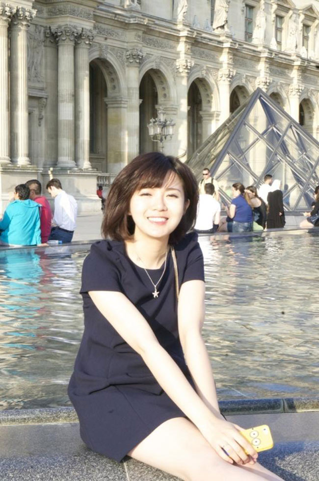 Bắt đầu từ hình ảnh cô gái ngồi bên bảo tàng Louvre, Pháp với nụ cười tỏa nắng được nhiều bạn trẻ like và bình luận trên mạng xã hội, Tú Linh bỗng trở thành cái tên được nhiều người tìm kiếm. 

