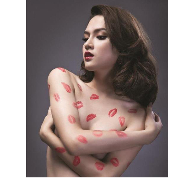Hương Giang Idol khoe cơ thể rất 'phụ nữ' trong một tấm hình bán nude nghệ thuật.
