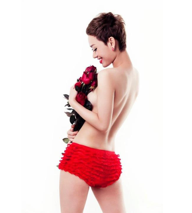 Nữ ca sĩ Trà My dùng bó hoa hồng khéo léo che vòng 1 căng đầy. Bức ảnh nude thể hiện một vẻ đẹp căng tràn sức sống của người đẹp.
