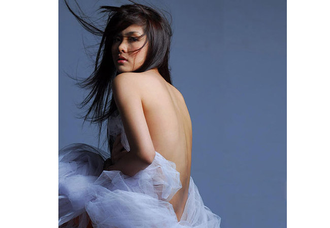 Đến người đẹp nổi tiếng là kín đáo như Tăng Thanh Hà cũng từng một lần chụp ảnh nude. Tuy nhiên, ngọc nữ điện ảnh rất khéo léo khi che trọn điểm nhạy cảm bằng tấm màn trắng, chỉ phô tấm lưng trần nõn nà.
