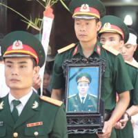 Xúc động tiễn đưa thượng úy Nguyễn Hoàng Anh về đất mẹ