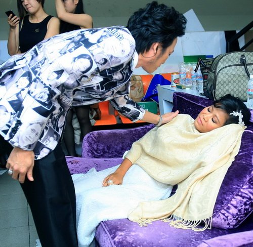 Hoài Linh khóc khi công khai nhận thêm con nuôi - 2