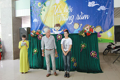 Thuý Hằng mang trung thu tới bệnh nhi ung thư - 1