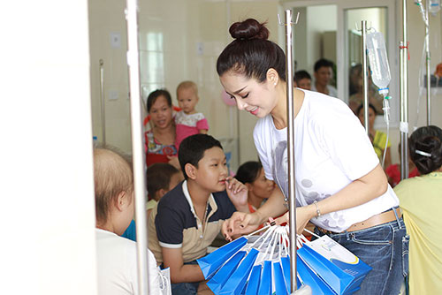 Thuý Hằng mang trung thu tới bệnh nhi ung thư - 11