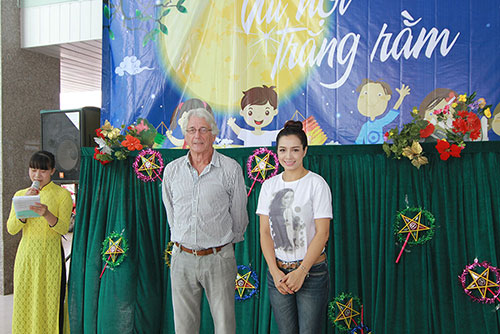 Thuý Hằng mang trung thu tới bệnh nhi ung thư - 2