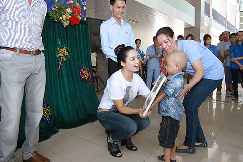 Thuý Hằng mang trung thu tới bệnh nhi ung thư - 3