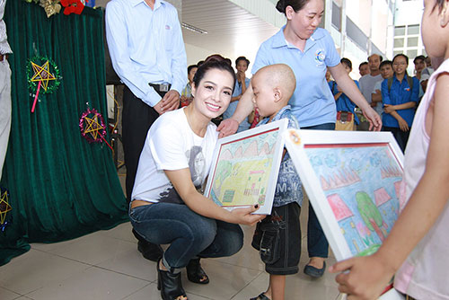 Thuý Hằng mang trung thu tới bệnh nhi ung thư - 4