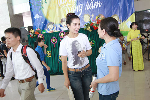 Thuý Hằng mang trung thu tới bệnh nhi ung thư - 6
