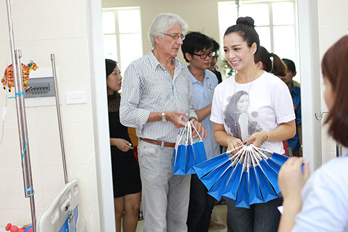 Thuý Hằng mang trung thu tới bệnh nhi ung thư - 9