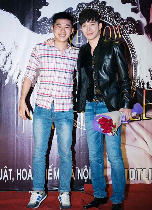 Nathan Lee bất ngờ bị fan nữ quot;cưỡng hônquot; - 1