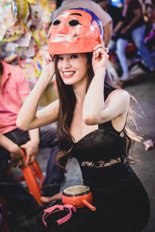Khánh My gợi cảm với sắc đen tại phố Trung thu - 1
