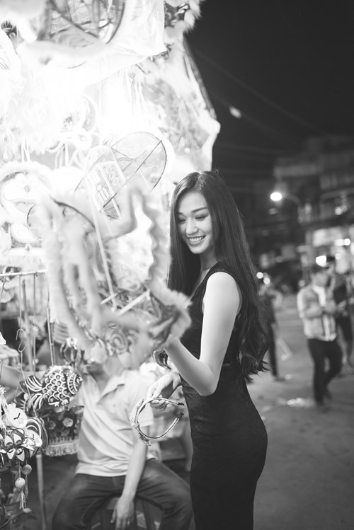 Khánh My gợi cảm với sắc đen tại phố Trung thu - 5