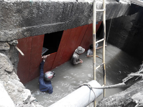 Vụ bé trai rớt cống: Hàng trăm người chặn dòng chảy - 3