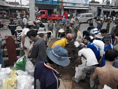 Vụ bé trai rớt cống: Hàng trăm người chặn dòng chảy - 5