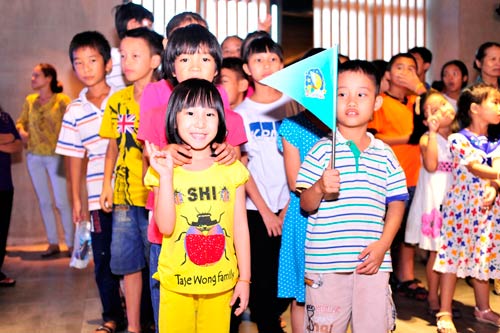 Diễm My 9x thanh lịch tới tiệc Trung Thu cho trẻ em - 2