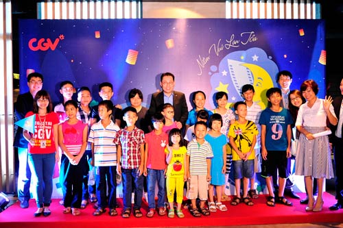 Diễm My 9x thanh lịch tới tiệc Trung Thu cho trẻ em - 9