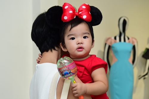 Xuân Lan bế bé Thỏ đến chúc mừng NTK Công Trí - 4
