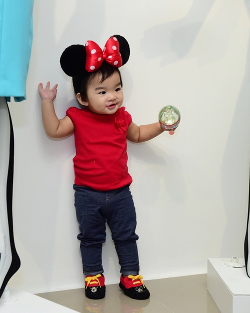 Xuân Lan bế bé Thỏ đến chúc mừng NTK Công Trí - 5