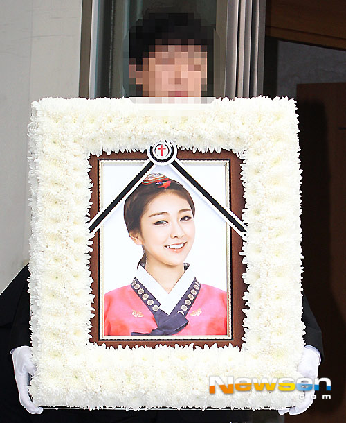 So Jung ngồi xe lăn đưa tiễn RiSe (Ladies’ Code) - 1