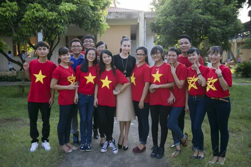 Trà Ngọc Hằng vui Trung Thu xuyên Việt với người nghèo - 2