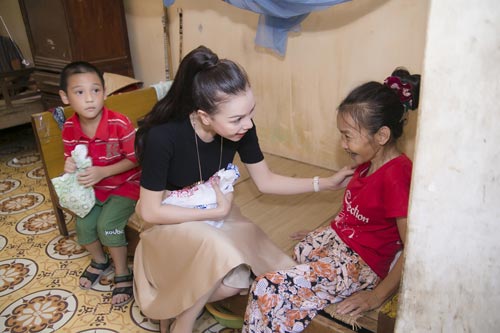 Trà Ngọc Hằng vui Trung Thu xuyên Việt với người nghèo - 1