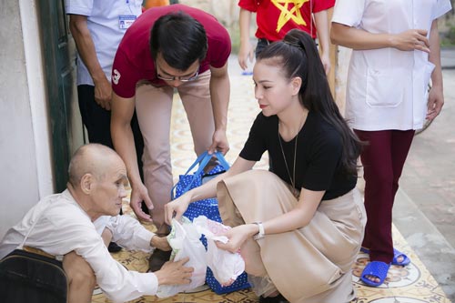 Trà Ngọc Hằng vui Trung Thu xuyên Việt với người nghèo - 5