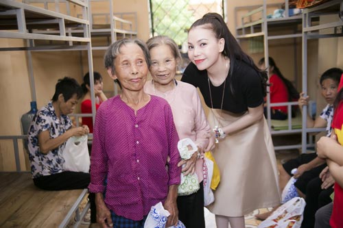 Trà Ngọc Hằng vui Trung Thu xuyên Việt với người nghèo - 3