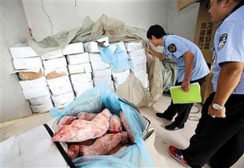 TQ: Tràn lan chân lợn nhiễm chất tẩy rửa ở chợ - 3