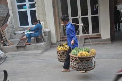 Thúc chuối chín vàng bằng hóa chất 2.000 đồng/lọ - 2