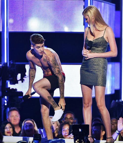 Eva quot;soiquot; 10/9: Justin Bieber lột đồ trên sân khấu - 2