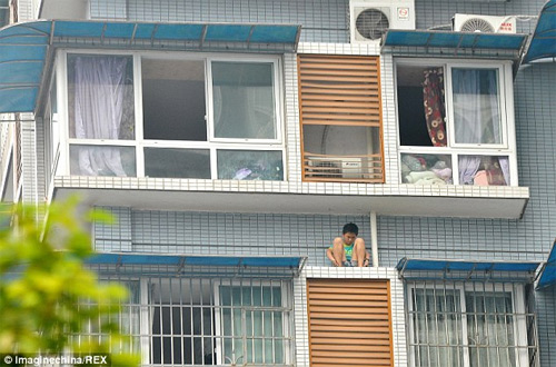 Ngồi trên mé tầng 11 để trốn mẹ vì chưa làm bài tập - 3