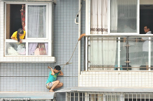 Ngồi trên mé tầng 11 để trốn mẹ vì chưa làm bài tập - 4