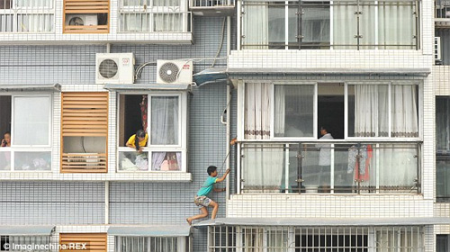 Ngồi trên mé tầng 11 để trốn mẹ vì chưa làm bài tập - 5