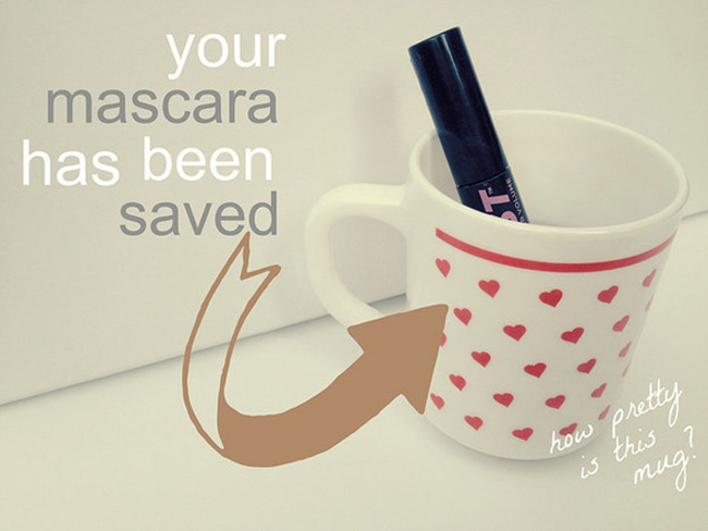 Nếu mascara khô và vón cục, hãy ngâm nó vào cốc nước nóng.
