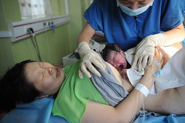 Lần da tiếp da đầu tiên của Guo Jia và con. 
