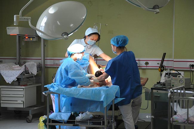 Ca mổ bắt đầu ngay sau đó. Guo Jia được nằm lên bàn mổ, trong phòng có 3 người: 2 bác sỹ mổ và 1 y tá hỗ trợ.
