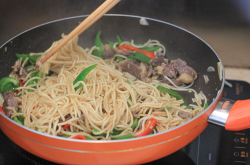 Thịt bò xào mì trứng ngon tuyệt - 2