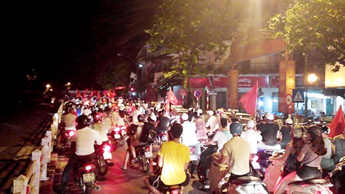 CĐV Việt #039;xuyên#039; đêm mừng chiến thắng U19 Việt Nam - 2
