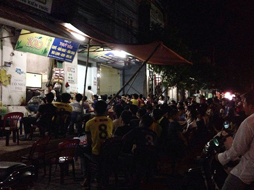 CĐV Việt #039;xuyên#039; đêm mừng chiến thắng U19 Việt Nam - 3