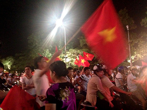 CĐV Việt #039;xuyên#039; đêm mừng chiến thắng U19 Việt Nam - 8