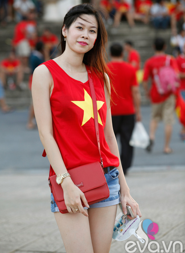 Người đẹp 'không tên' diện áo khoét nách in quốc kỳ Việt Nam
