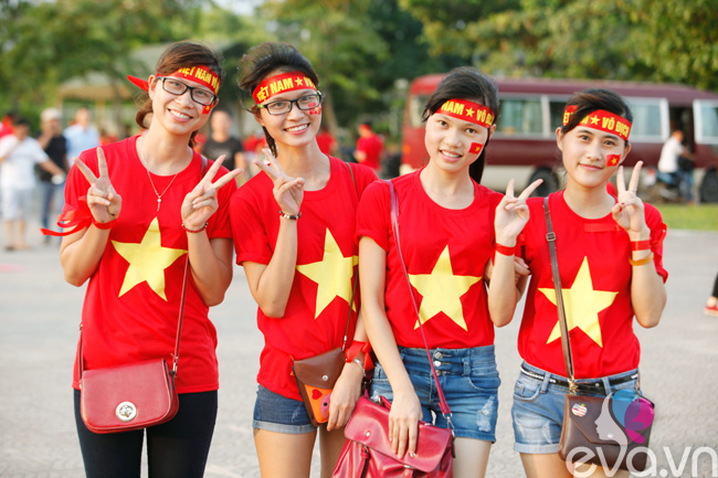 Những cô bạn trẻ tươi xinh đi cổ vũ cho tuyển U19 Việt Nam
