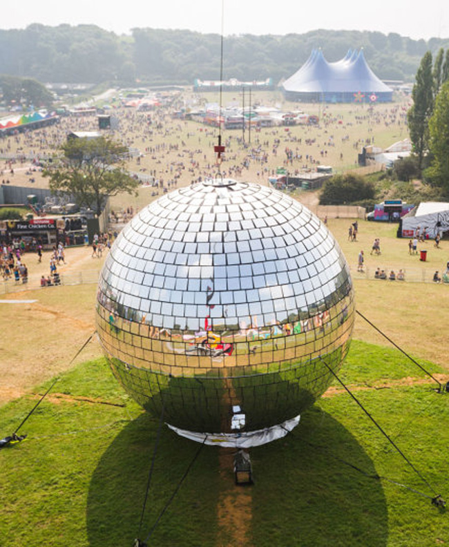 Quả cầu khiêu vũ lớn nhất thế giới được lập tại Lễ hội Bestival ở Đảo Wight.
