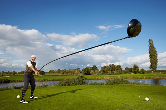 Tay golf người Đan Mạch Karsten Maas, 49 tuổi, đã được ghi vào sách Kỷ lục thế giới Guinness 2015, sau khi tạo ra cây gậy chơi golf dài nhất thế giới. Ông đã dùng cây gậy dài 4,37m này đánh quả bóng đi xa 165,46m.
